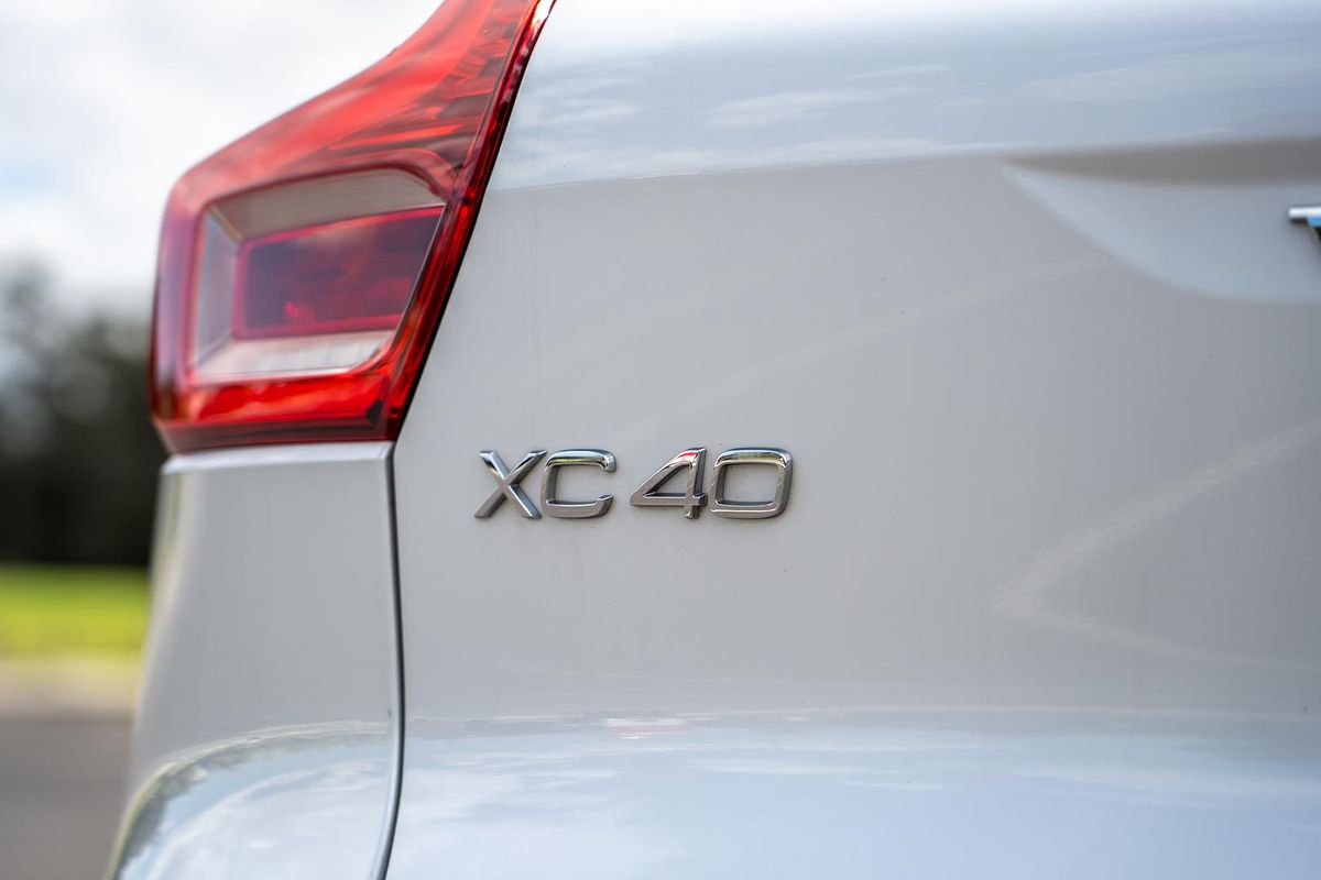 2022 Volvo XC40 Ultimate B5 Dark