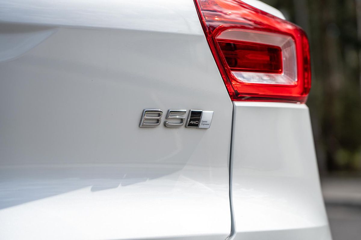 2022 Volvo XC40 Ultimate B5 Dark
