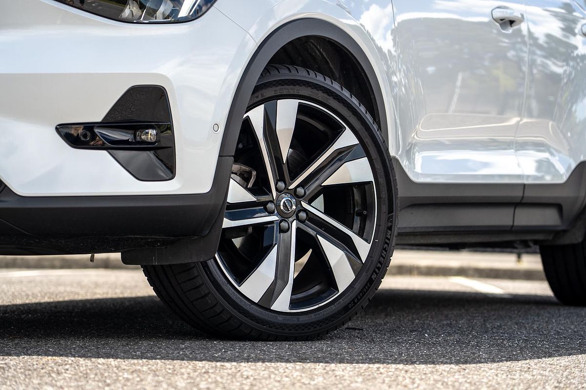 2022 Volvo XC40 Ultimate B5 Dark