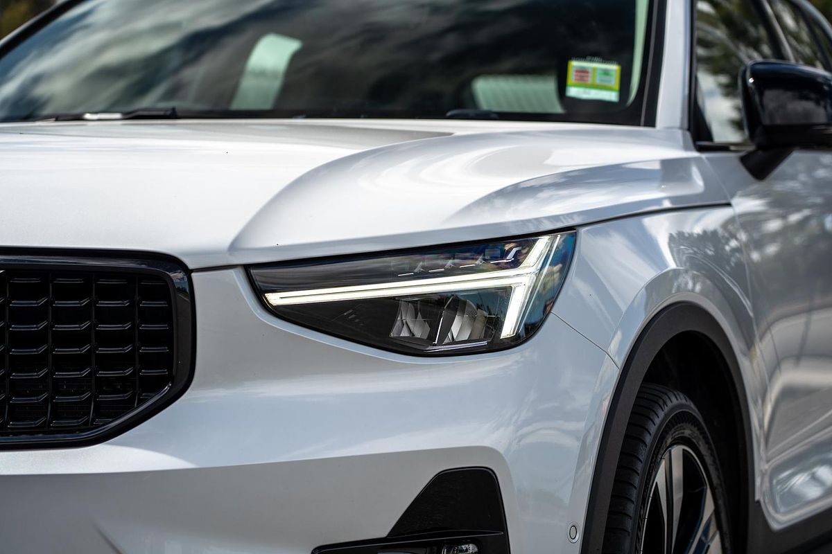 2022 Volvo XC40 Ultimate B5 Dark