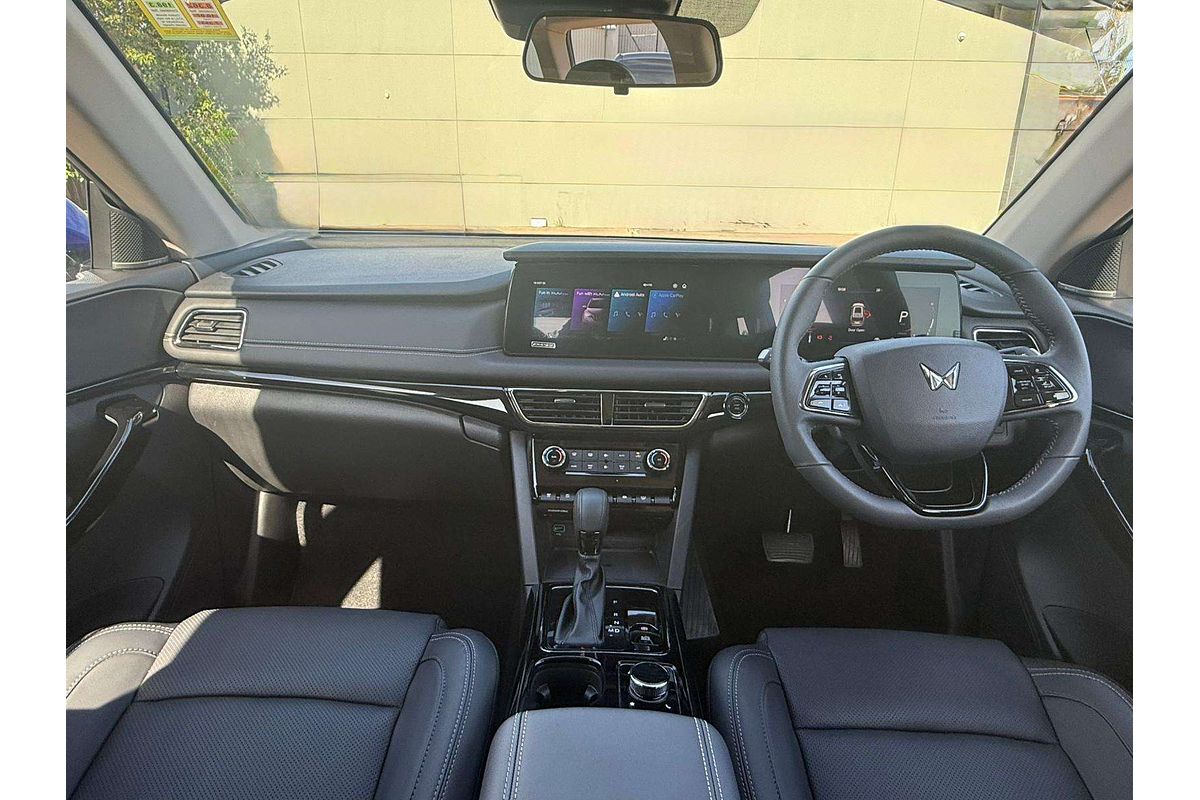 2025 Mahindra XUV700 AX7L