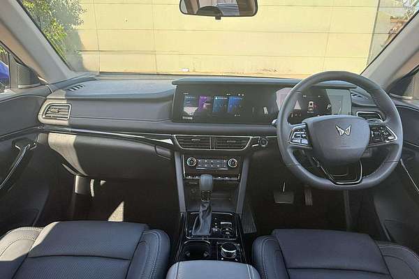 2025 Mahindra XUV700 AX7L