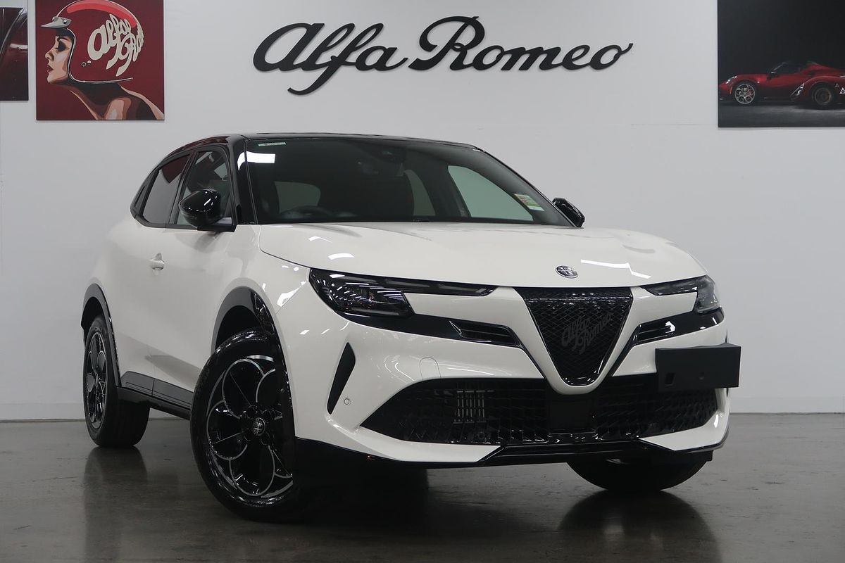 2025 Alfa Romeo Junior Ibrida