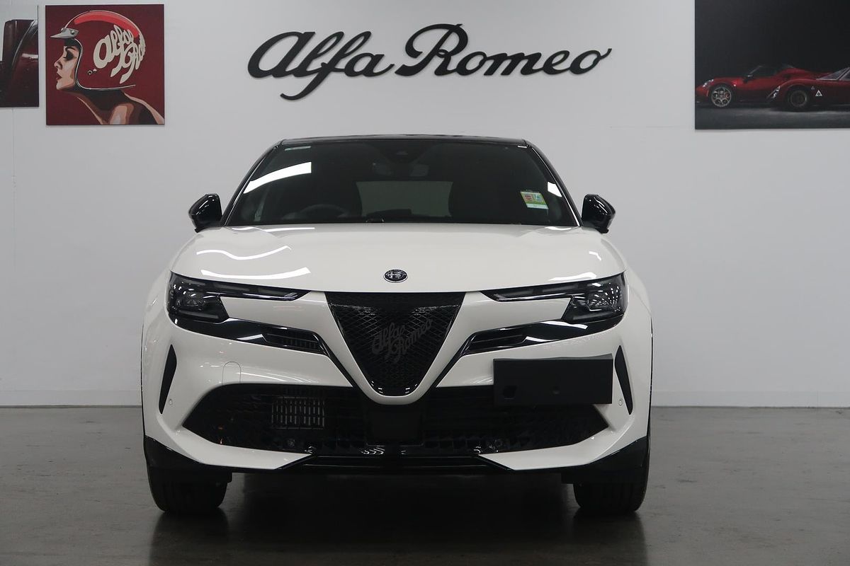 2025 Alfa Romeo Junior Ibrida