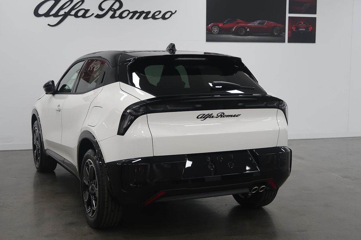 2025 Alfa Romeo Junior Ibrida