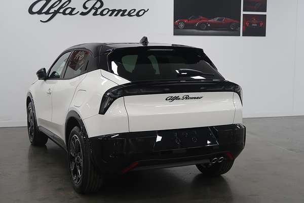 2025 Alfa Romeo Junior Ibrida