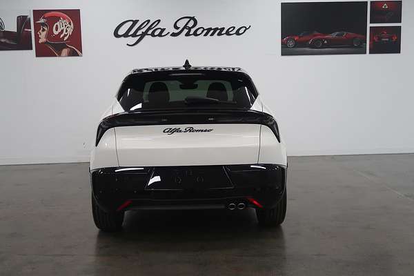 2025 Alfa Romeo Junior Ibrida