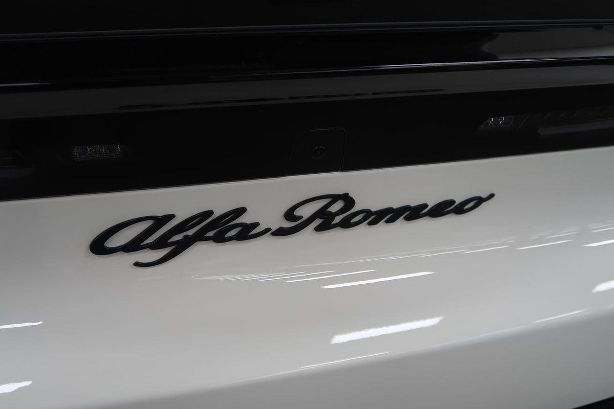 2025 Alfa Romeo Junior Ibrida