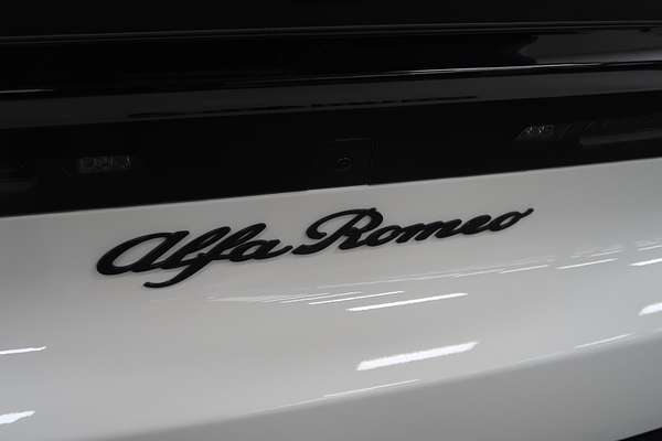 2025 Alfa Romeo Junior Ibrida