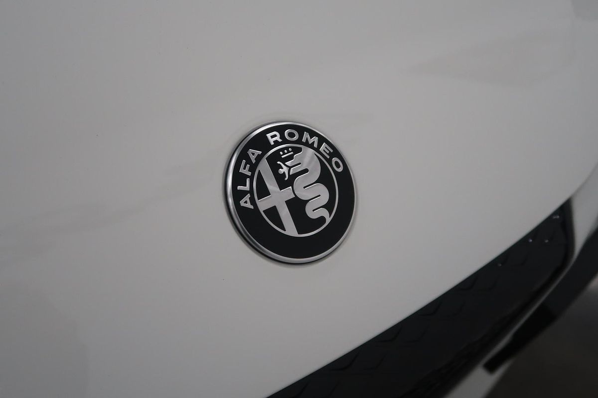 2025 Alfa Romeo Junior Ibrida