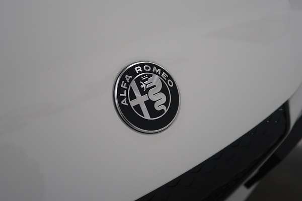 2025 Alfa Romeo Junior Ibrida