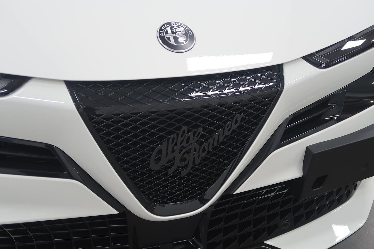 2025 Alfa Romeo Junior Ibrida