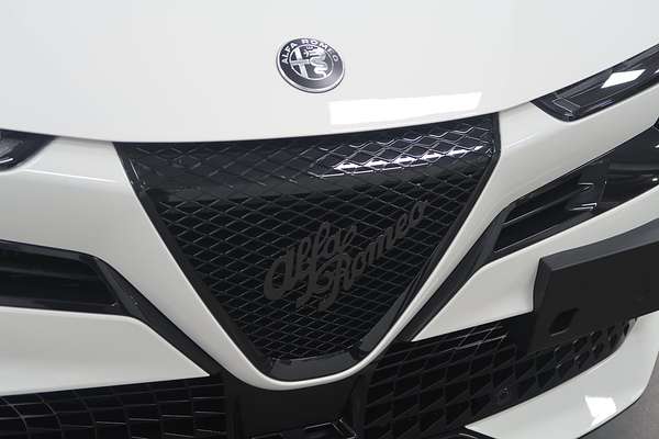2025 Alfa Romeo Junior Ibrida