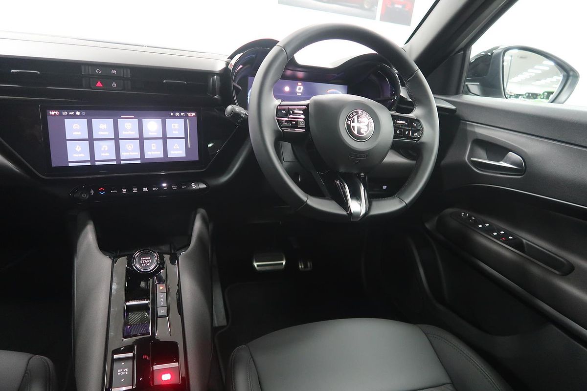 2025 Alfa Romeo Junior Ibrida