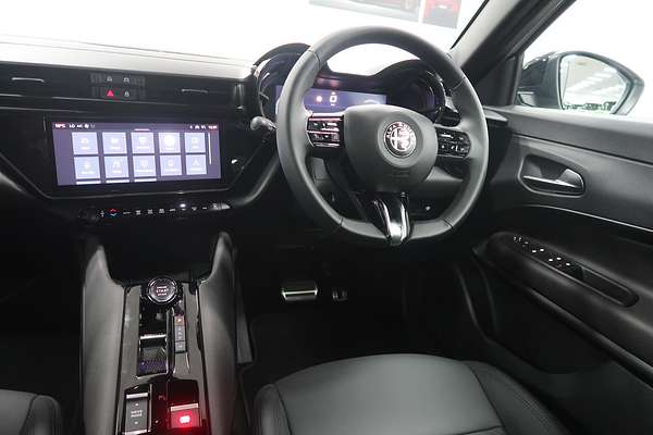 2025 Alfa Romeo Junior Ibrida