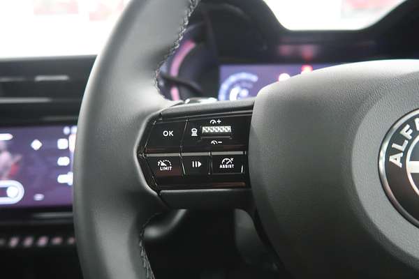 2025 Alfa Romeo Junior Ibrida