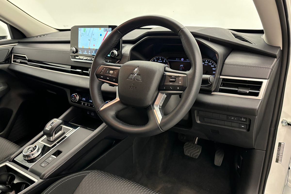 2024 Mitsubishi Outlander LS ZM