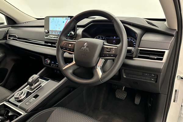 2024 Mitsubishi Outlander LS ZM
