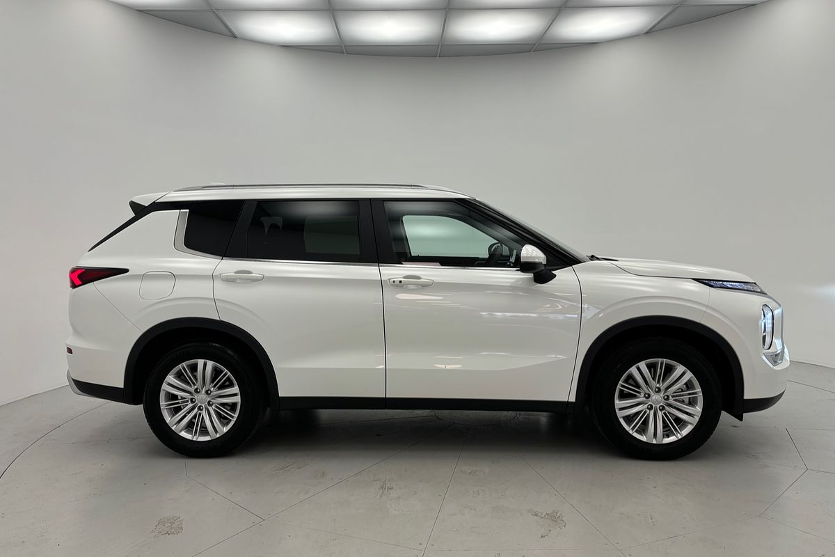 2024 Mitsubishi Outlander LS ZM