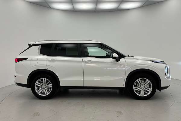 2024 Mitsubishi Outlander LS ZM