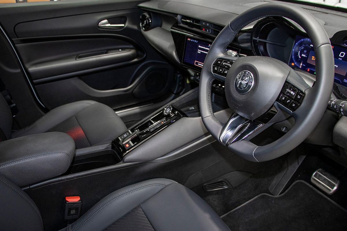 2025 Alfa Romeo Junior Ibrida