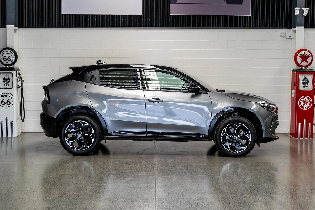 2025 Alfa Romeo Junior Ibrida