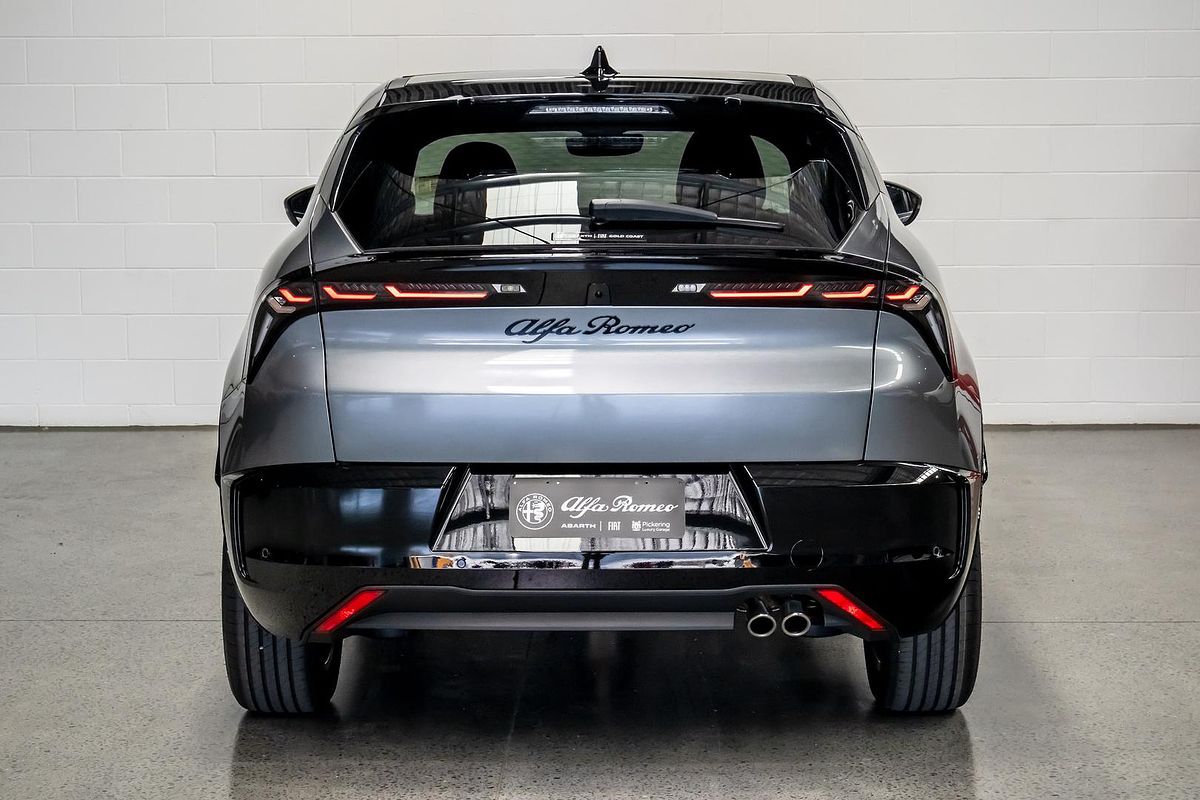 2025 Alfa Romeo Junior Ibrida