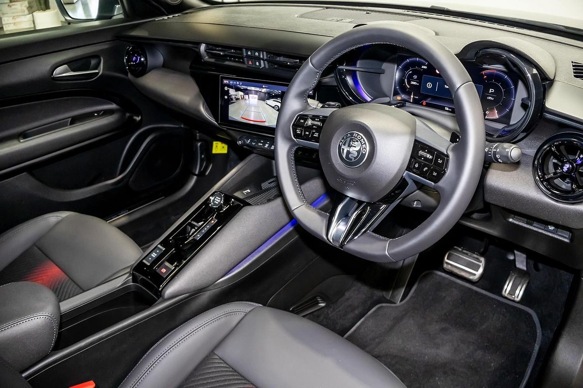 2025 Alfa Romeo Junior Ibrida