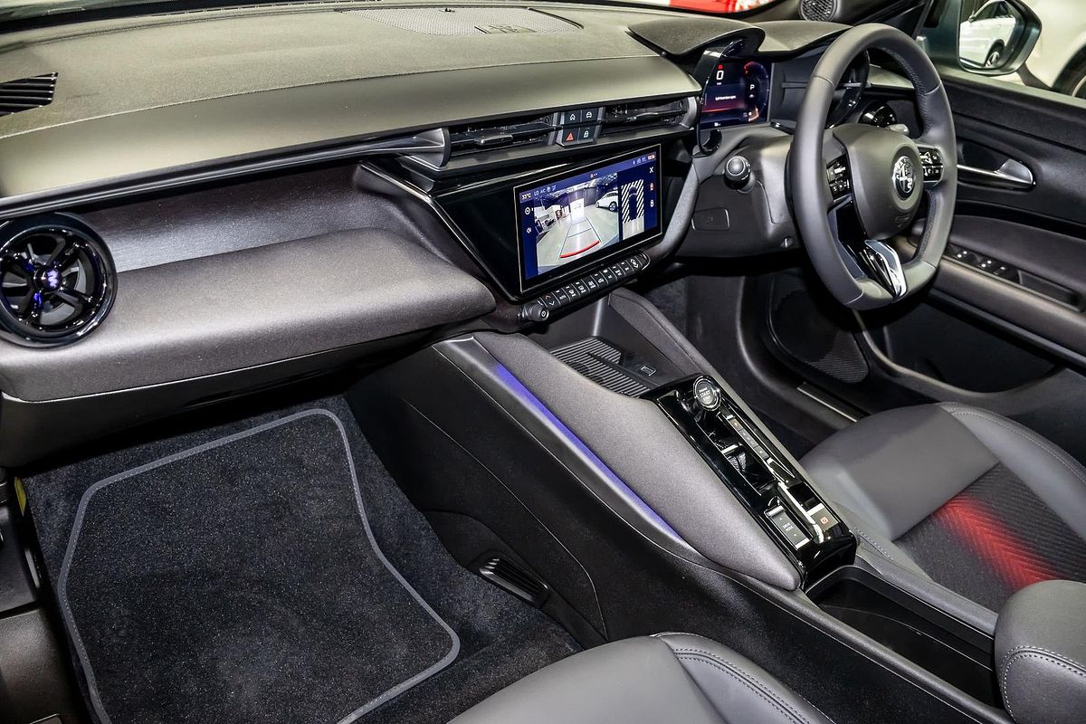 2025 Alfa Romeo Junior Ibrida