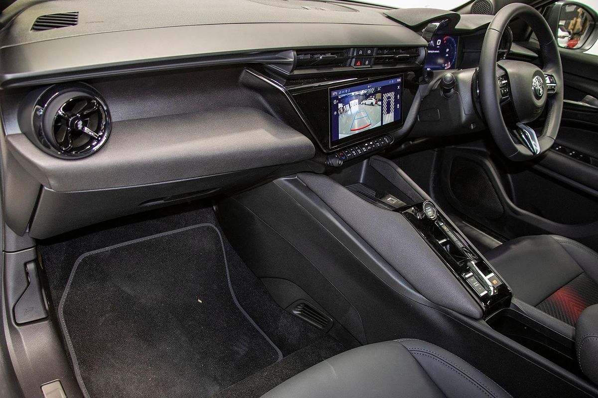 2025 Alfa Romeo Junior Ibrida