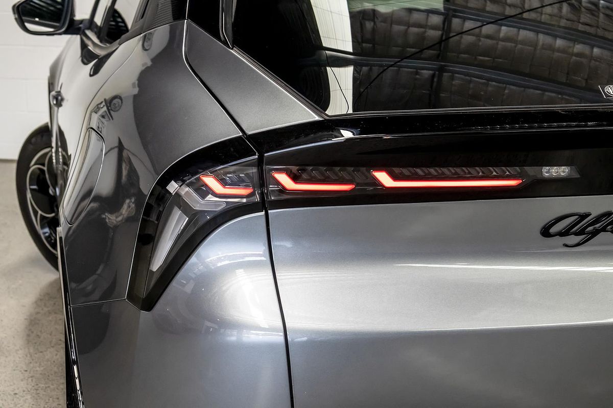 2025 Alfa Romeo Junior Ibrida