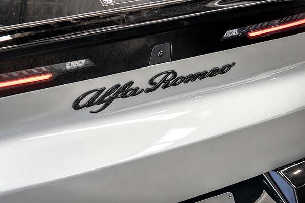 2025 Alfa Romeo Junior Ibrida