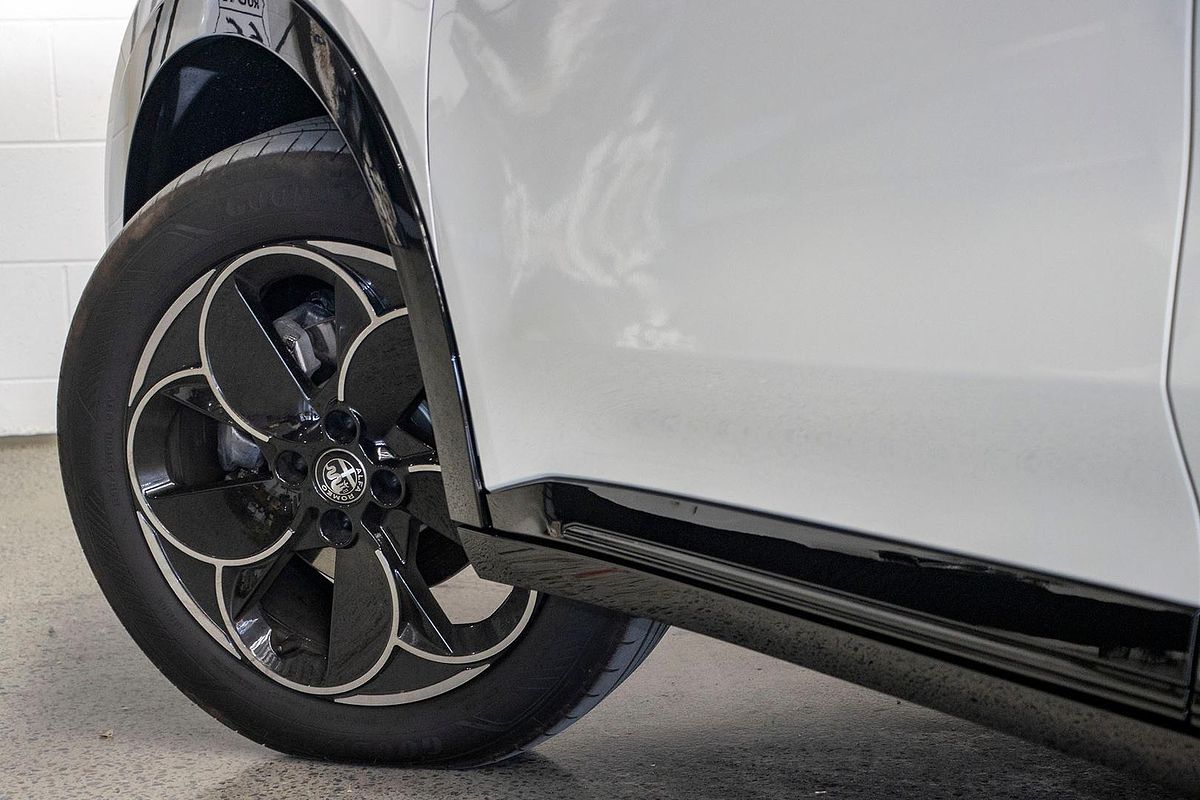 2025 Alfa Romeo Junior Ibrida