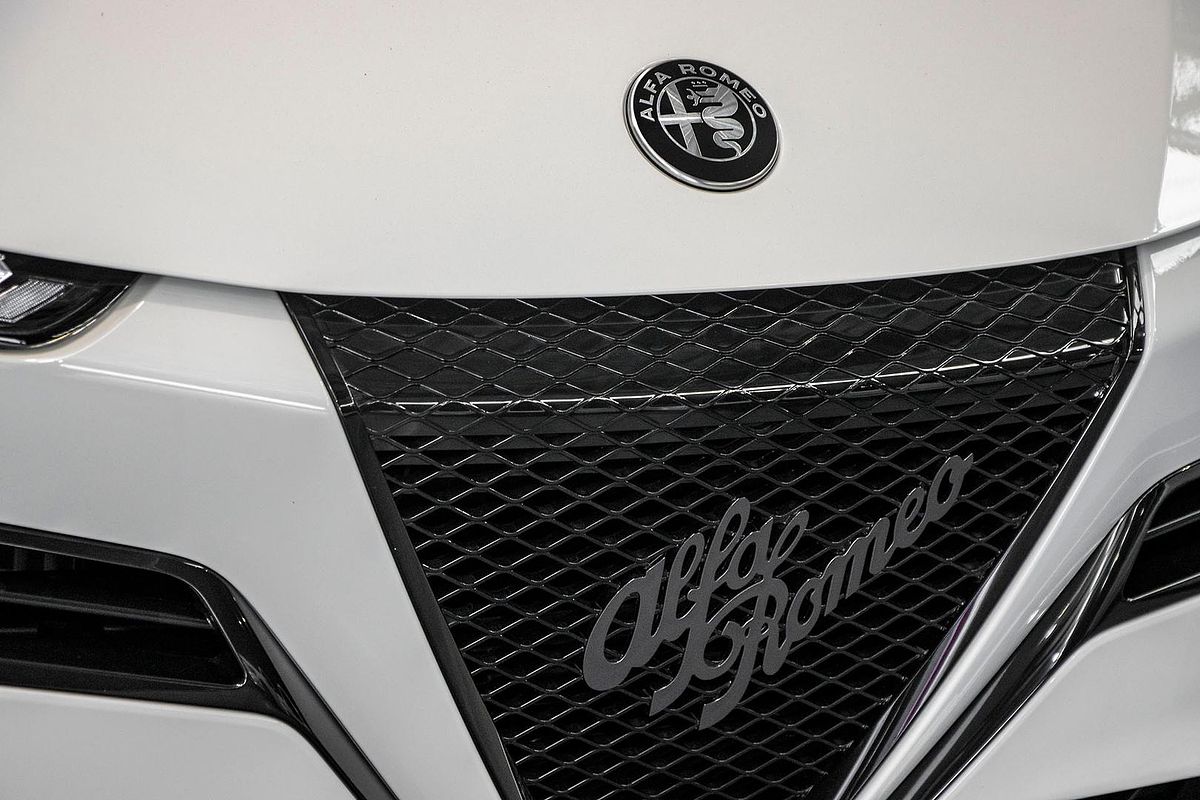 2025 Alfa Romeo Junior Ibrida