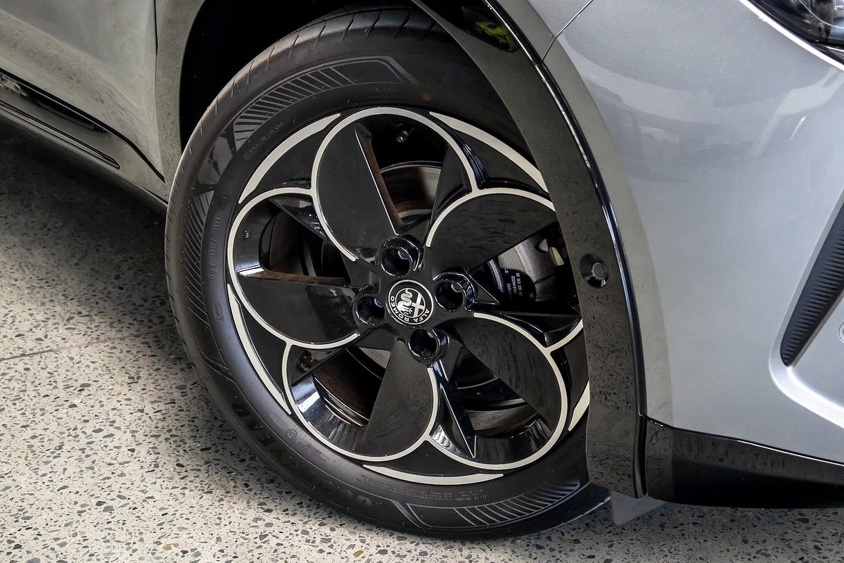 2025 Alfa Romeo Junior Ibrida