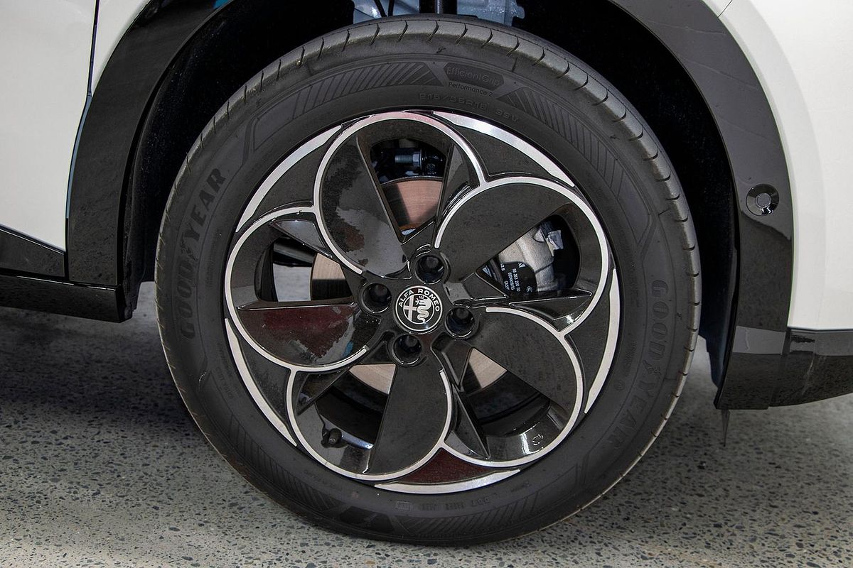 2025 Alfa Romeo Junior Ibrida