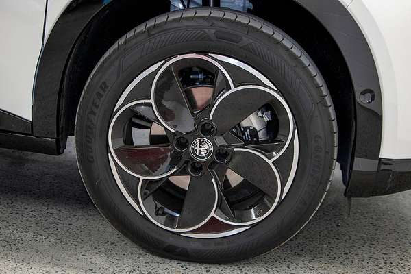 2025 Alfa Romeo Junior Ibrida