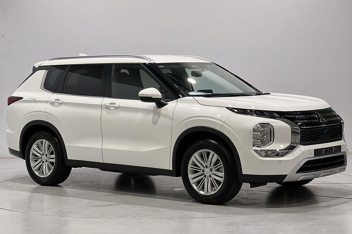 2024 Mitsubishi Outlander LS ZM