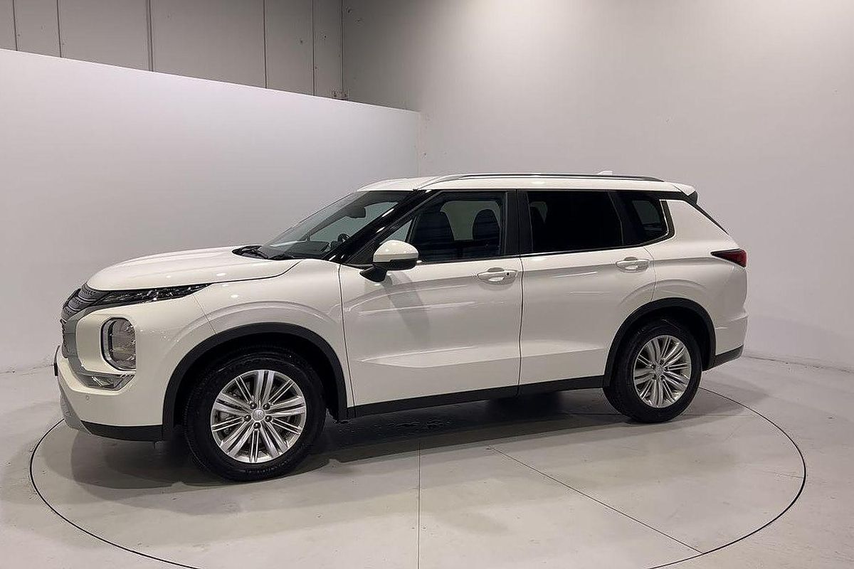 2024 Mitsubishi Outlander LS ZM