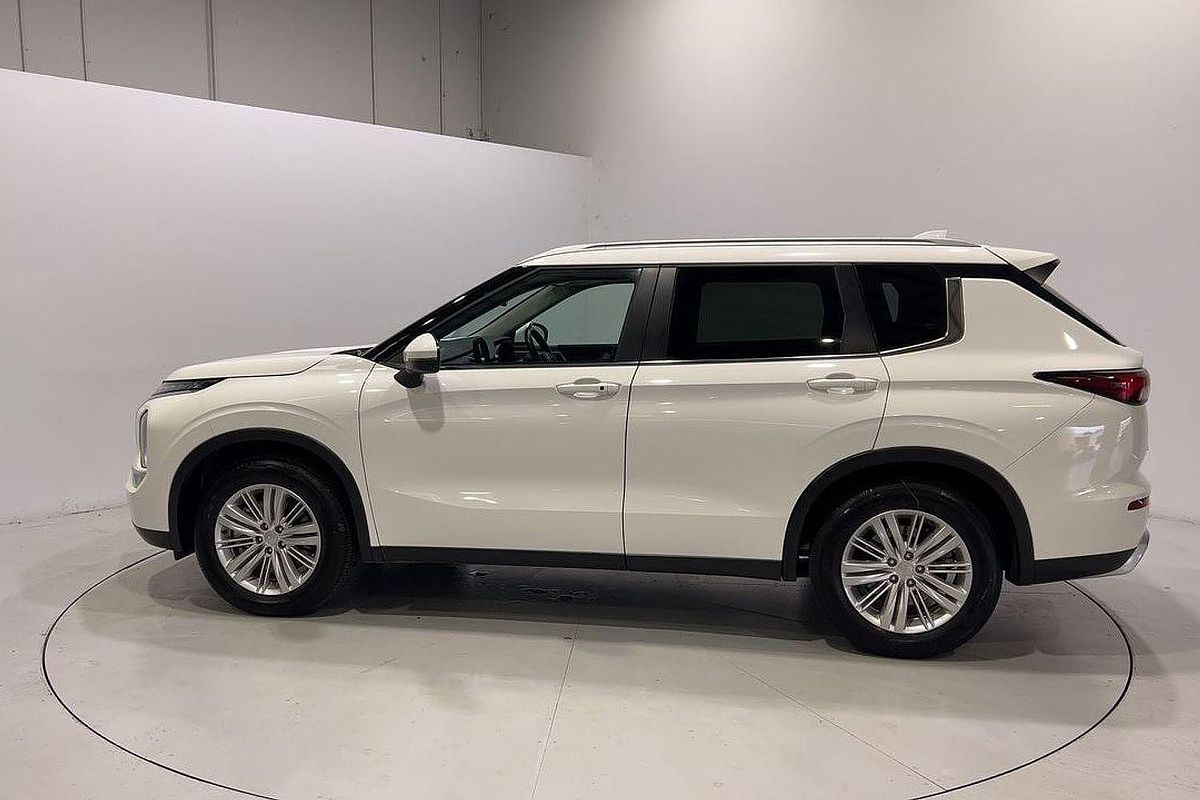 2024 Mitsubishi Outlander LS ZM