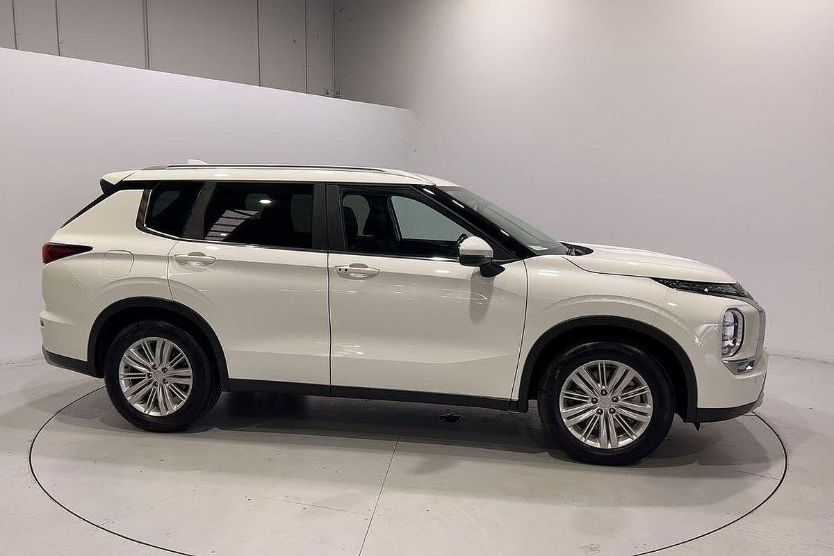 2024 Mitsubishi Outlander LS ZM