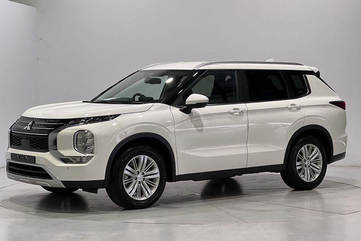 2024 Mitsubishi Outlander LS ZM
