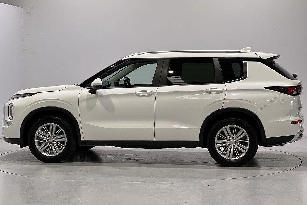 2024 Mitsubishi Outlander LS ZM