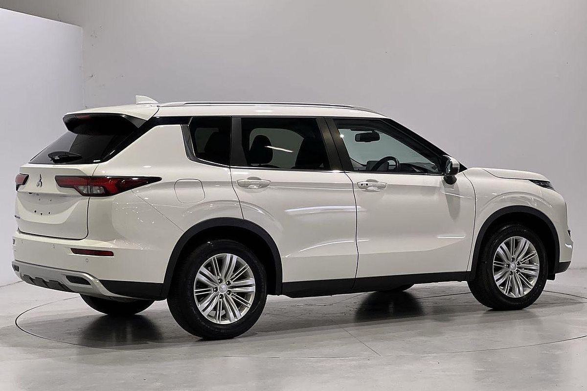 2024 Mitsubishi Outlander LS ZM