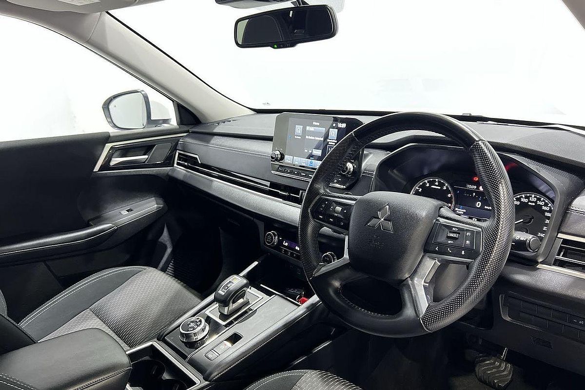 2024 Mitsubishi Outlander LS ZM
