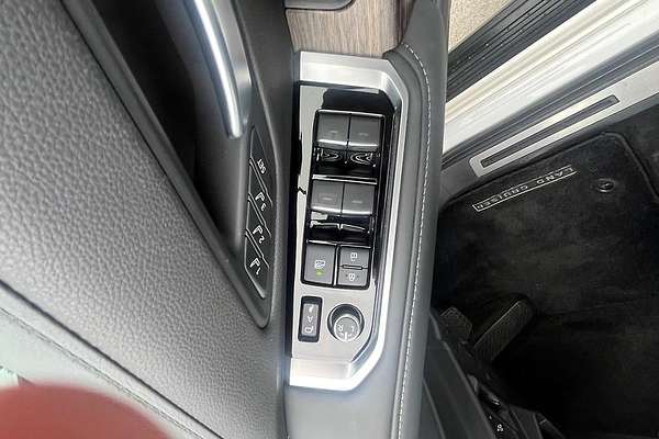 2023 Toyota Landcruiser Sahara FJA300R