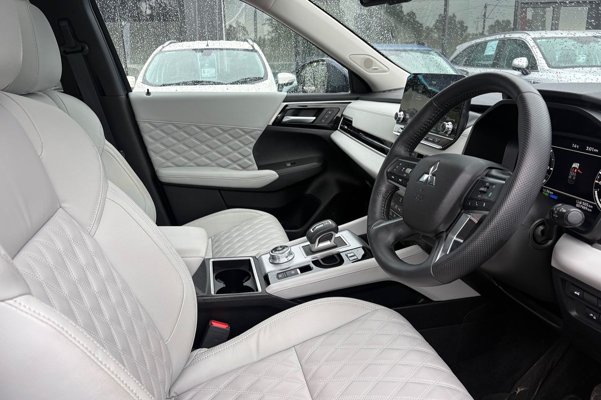 2024 Mitsubishi Outlander PHEV Exceed ZM