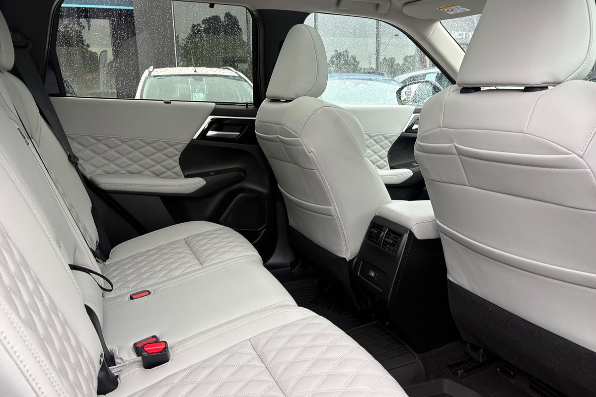 2024 Mitsubishi Outlander PHEV Exceed ZM