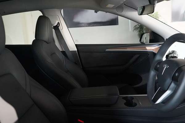 2024 Tesla Model Y Rear-Wheel Drive