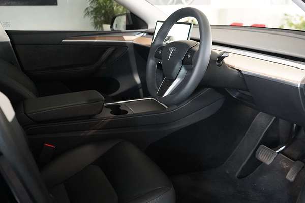 2024 Tesla Model Y Rear-Wheel Drive